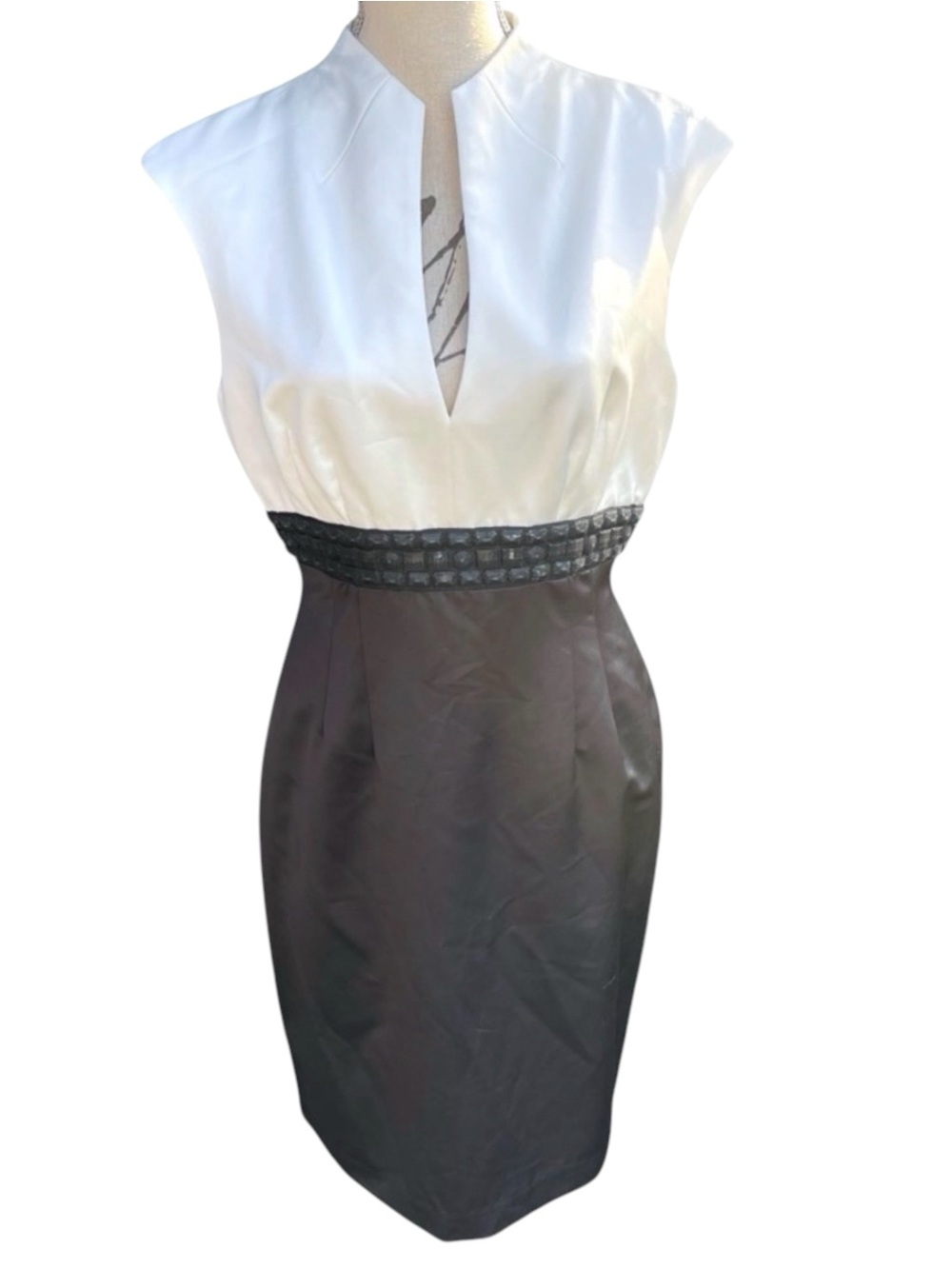 Trina Turk Black/Ivory Astra Satin Mix Sleeveless V-Neck Fitted Dress (8)